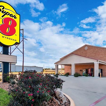 Super 8 By Wyndham Pleasanton Motel Екстериор снимка