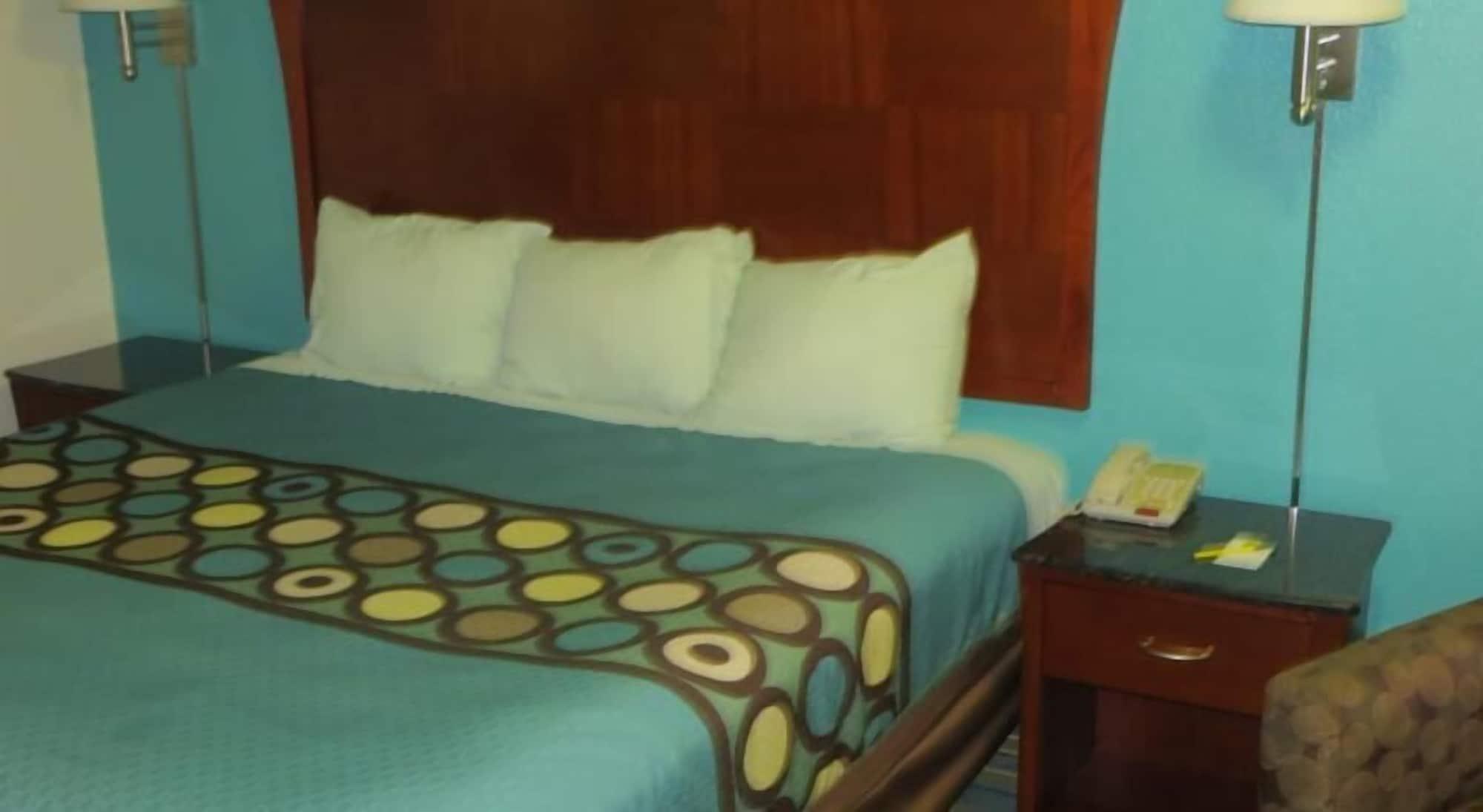 Super 8 By Wyndham Pleasanton Motel Екстериор снимка