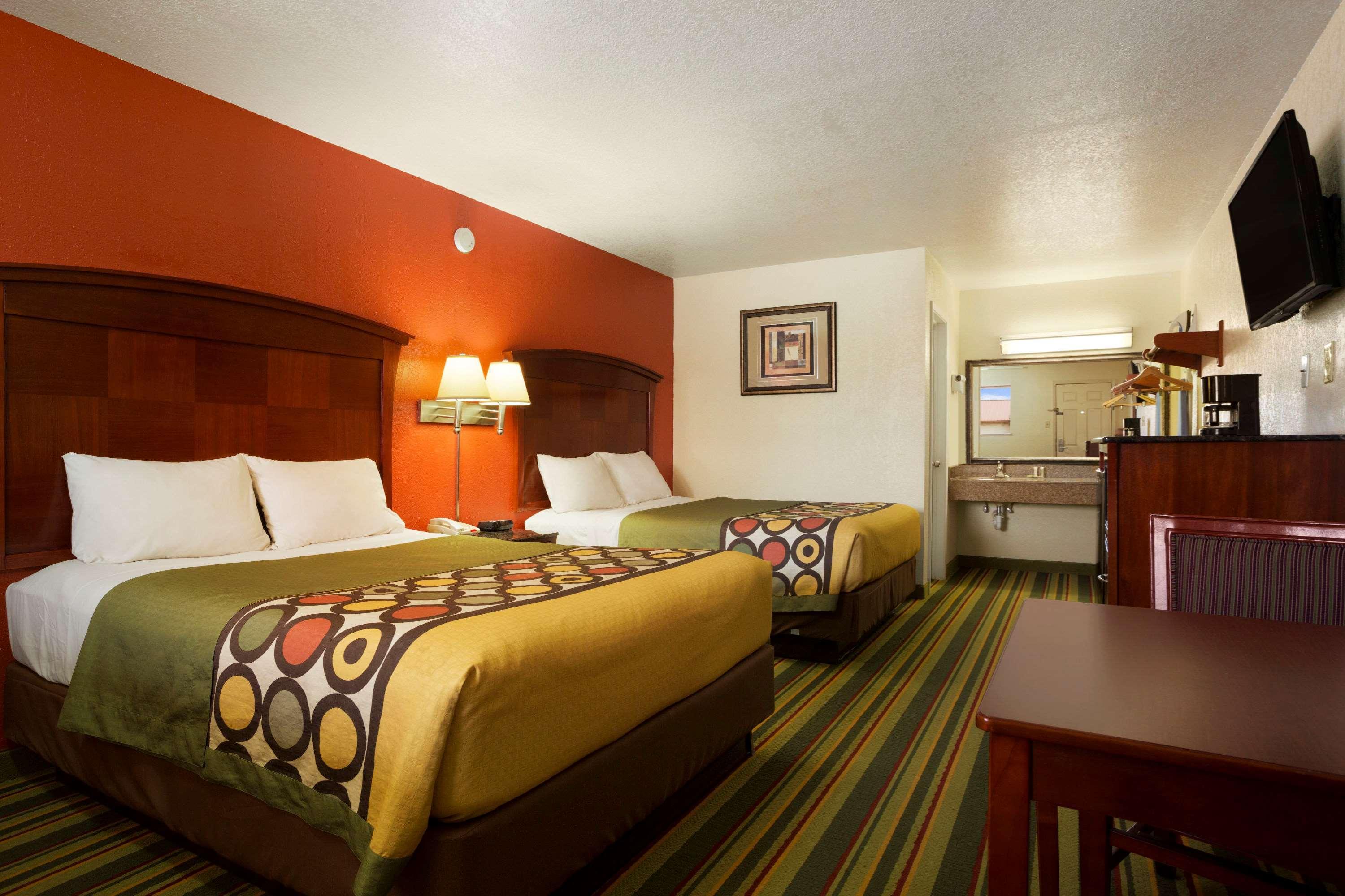 Super 8 By Wyndham Pleasanton Motel Екстериор снимка