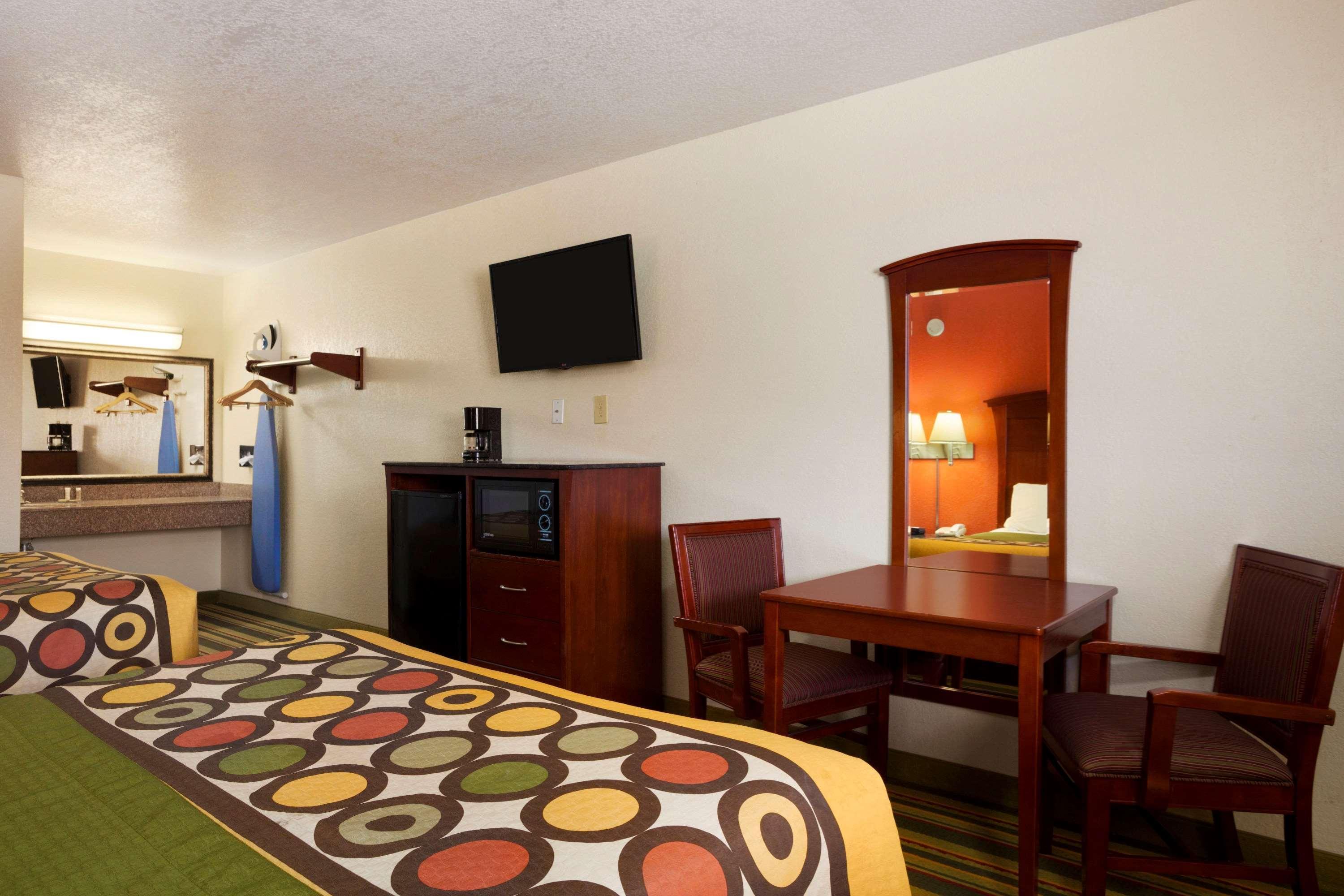 Super 8 By Wyndham Pleasanton Motel Екстериор снимка