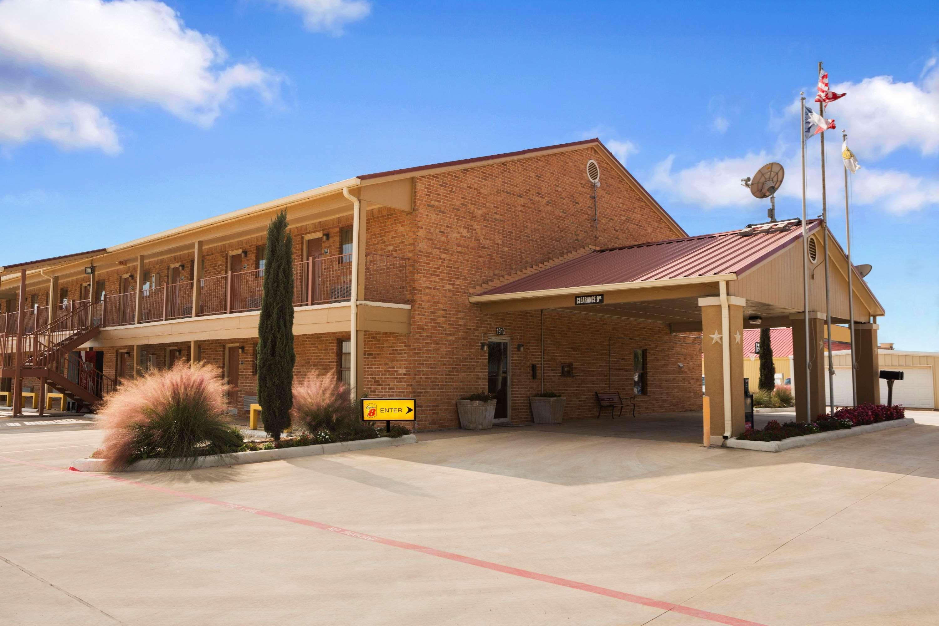 Super 8 By Wyndham Pleasanton Motel Екстериор снимка