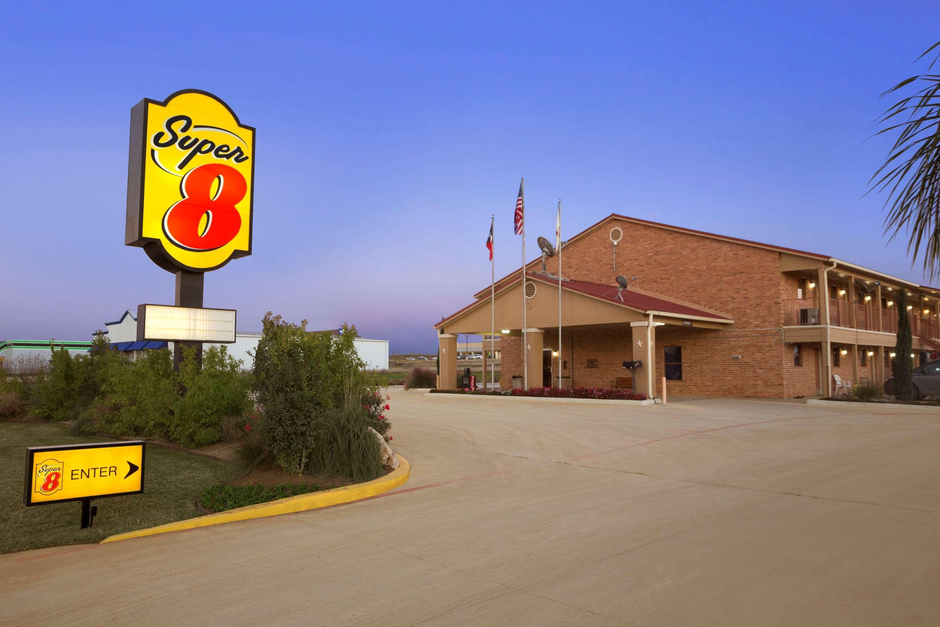 Super 8 By Wyndham Pleasanton Motel Екстериор снимка