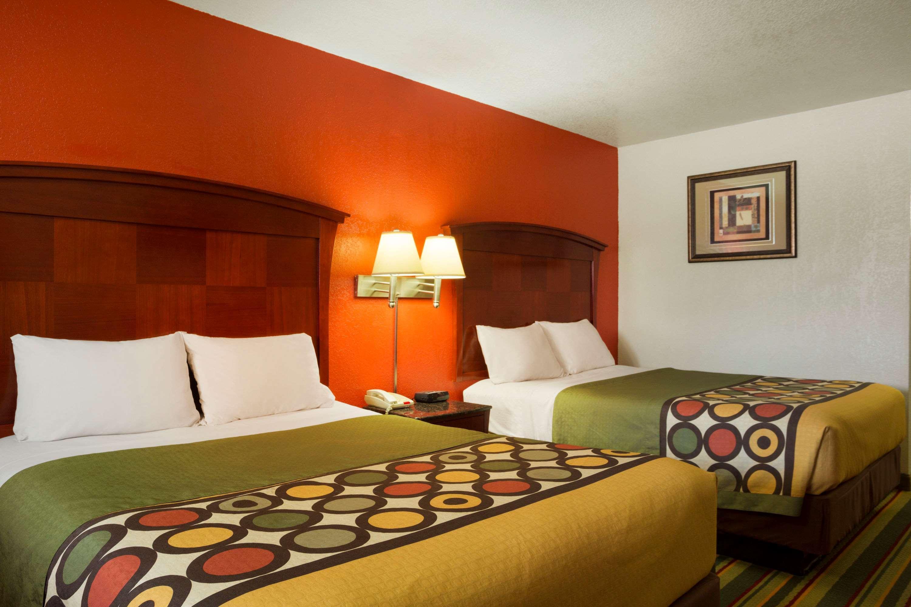 Super 8 By Wyndham Pleasanton Motel Екстериор снимка