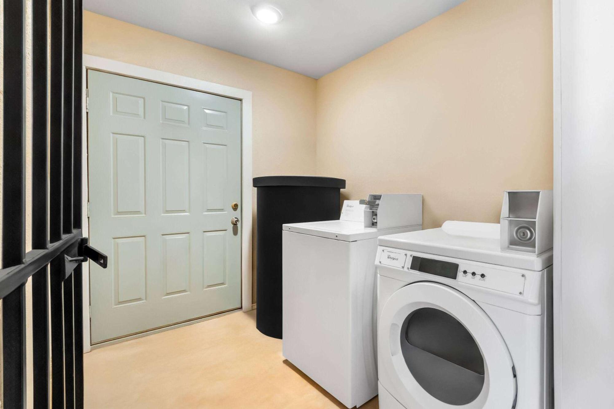 Super 8 By Wyndham Pleasanton Motel Екстериор снимка