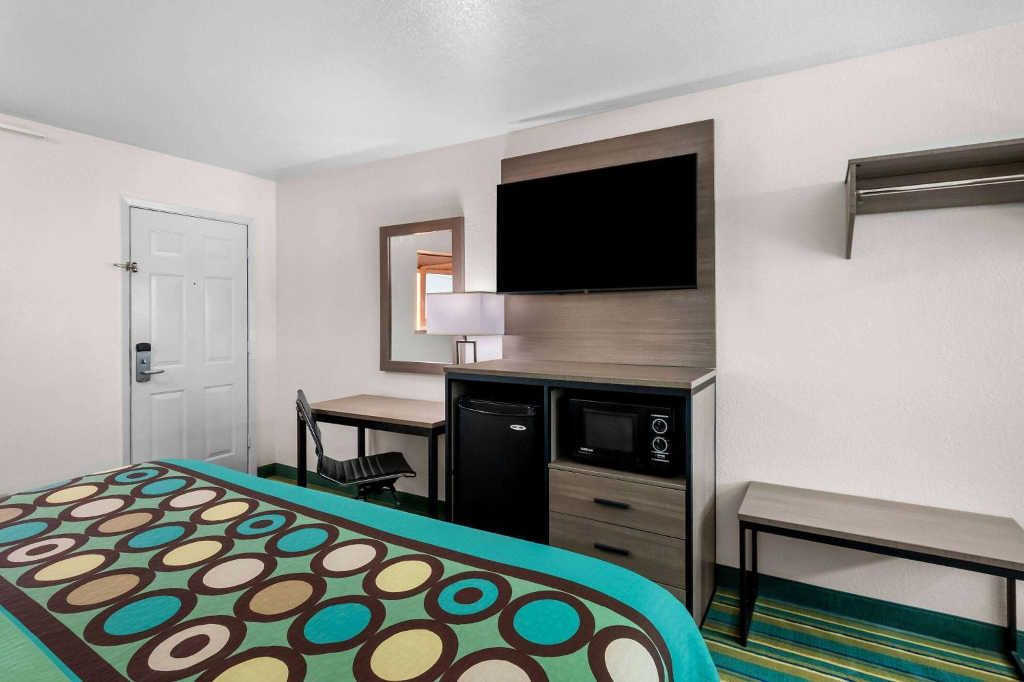 Super 8 By Wyndham Pleasanton Motel Екстериор снимка