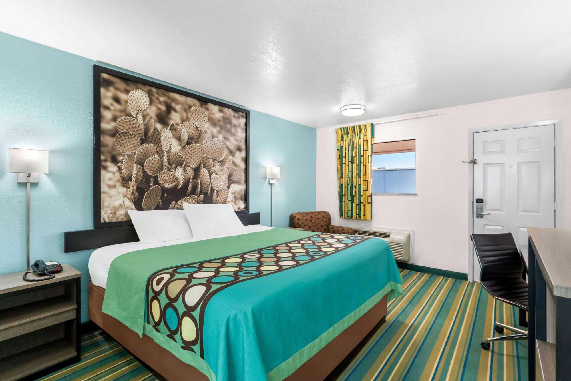 Super 8 By Wyndham Pleasanton Motel Екстериор снимка