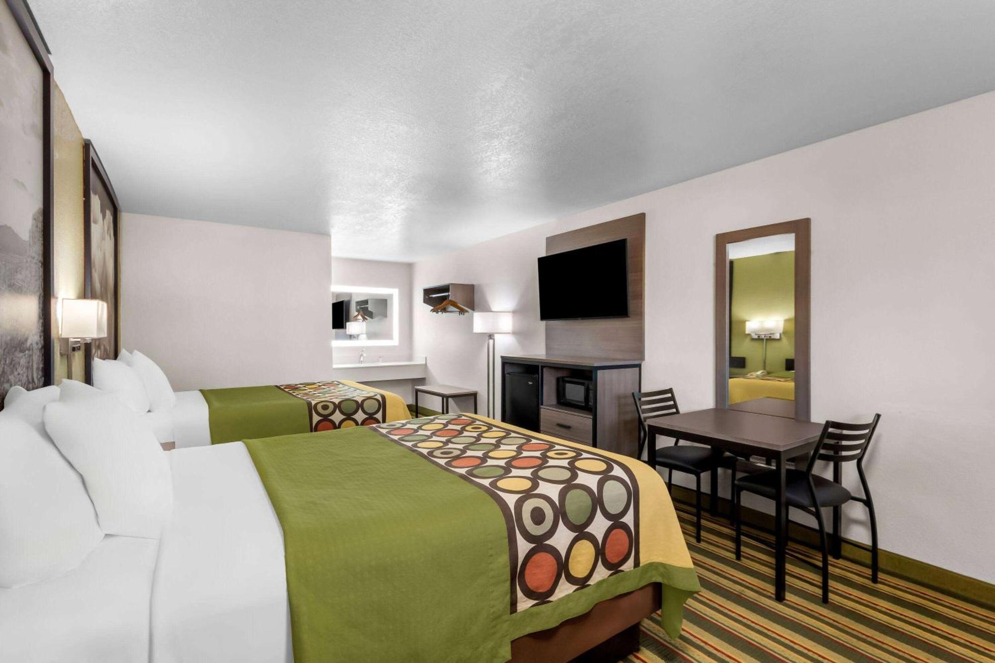 Super 8 By Wyndham Pleasanton Motel Екстериор снимка