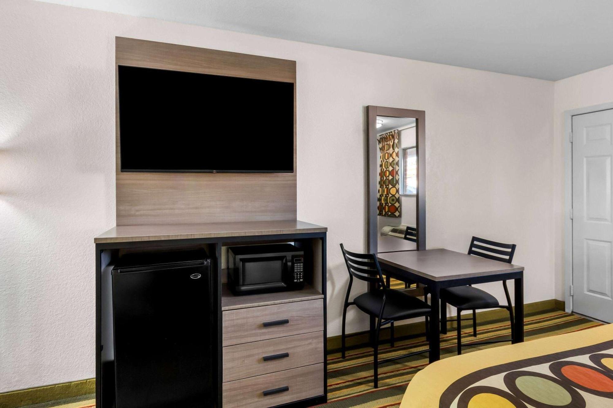 Super 8 By Wyndham Pleasanton Motel Екстериор снимка