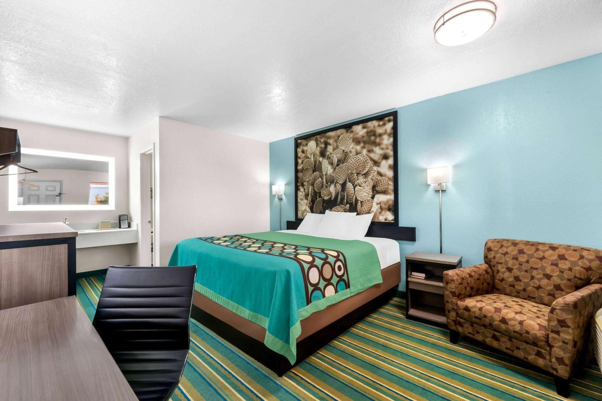 Super 8 By Wyndham Pleasanton Motel Екстериор снимка