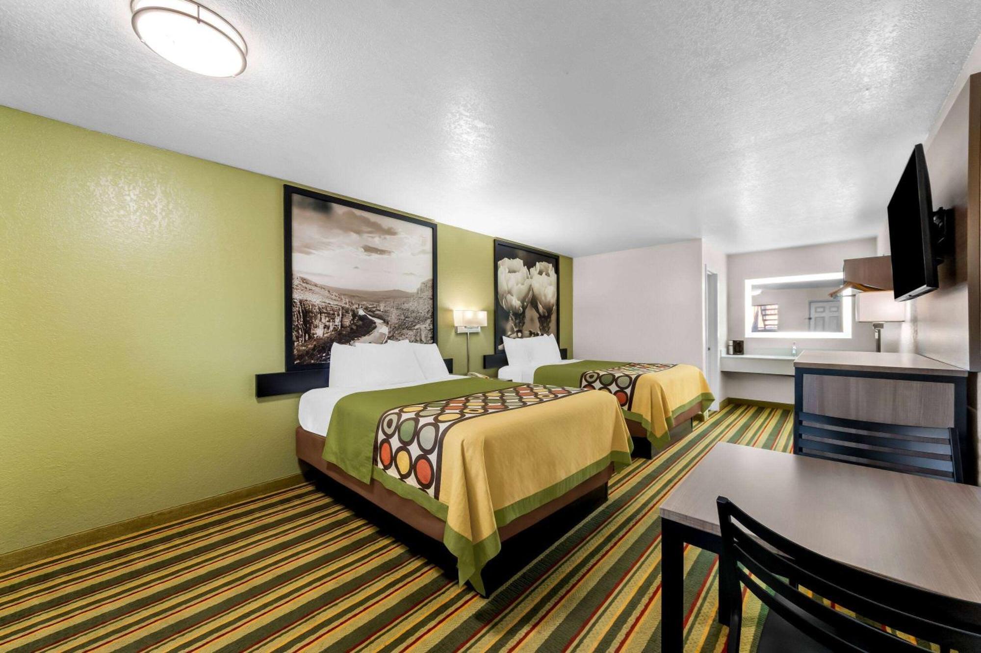 Super 8 By Wyndham Pleasanton Motel Екстериор снимка