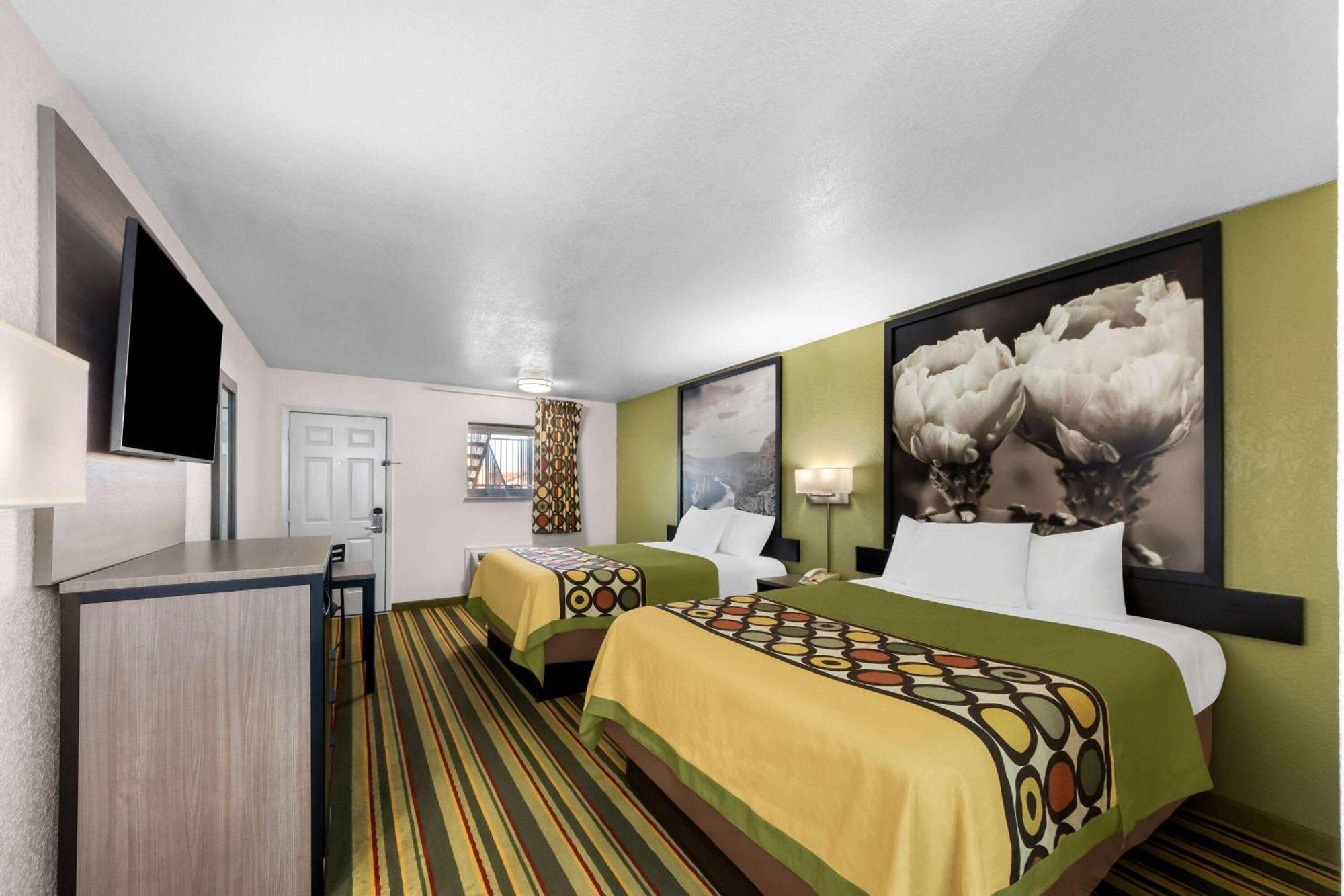 Super 8 By Wyndham Pleasanton Motel Екстериор снимка