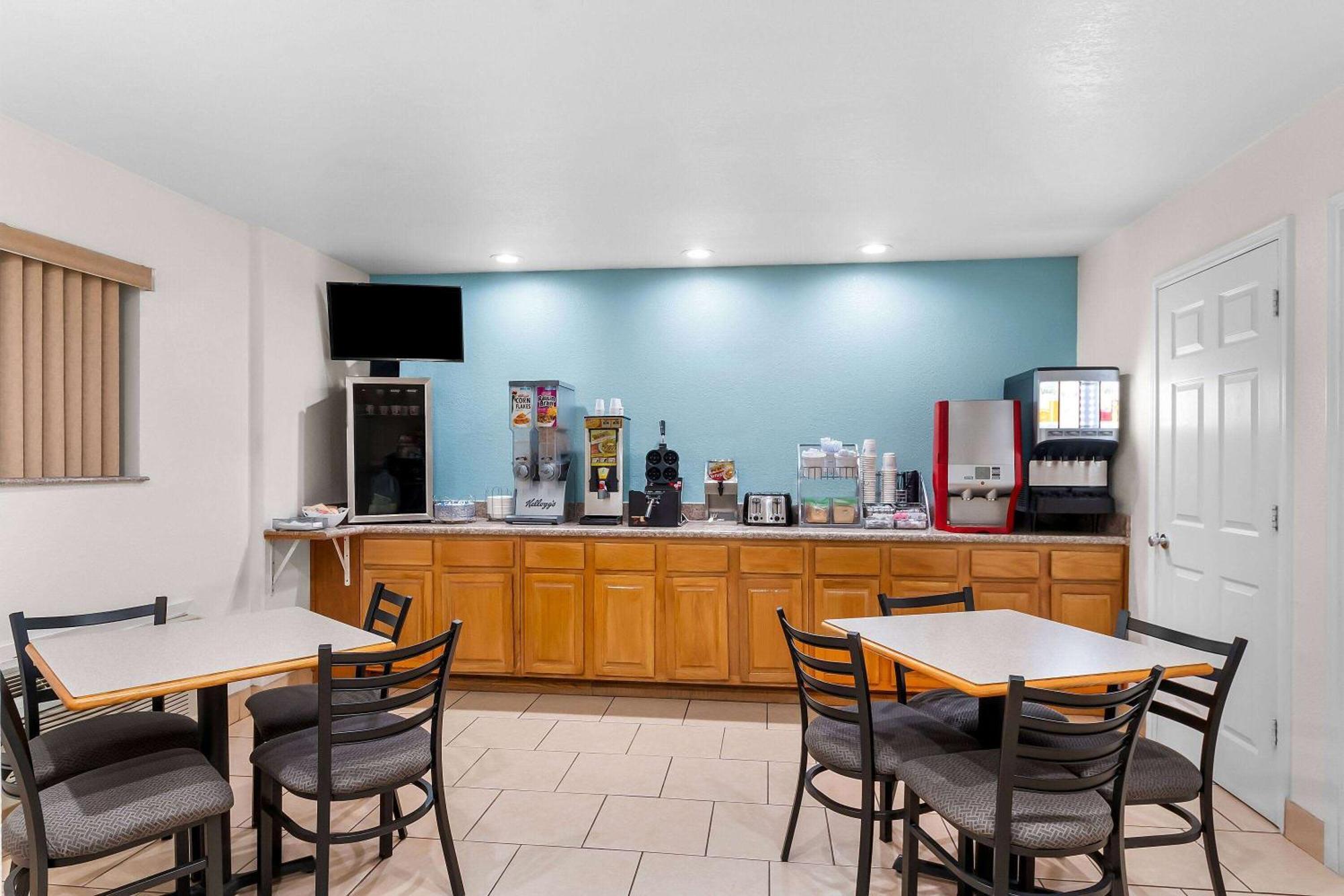 Super 8 By Wyndham Pleasanton Motel Екстериор снимка