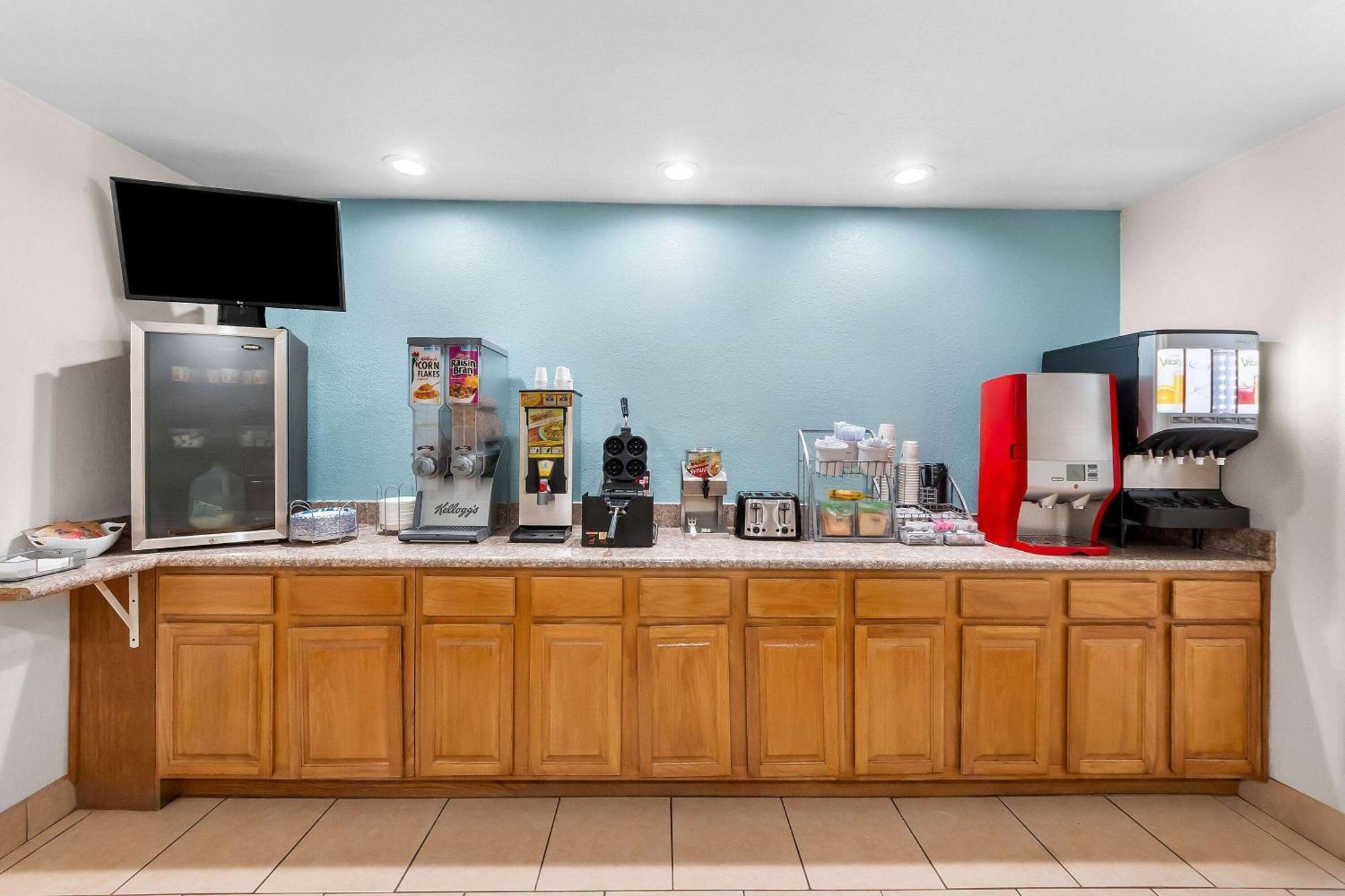 Super 8 By Wyndham Pleasanton Motel Екстериор снимка