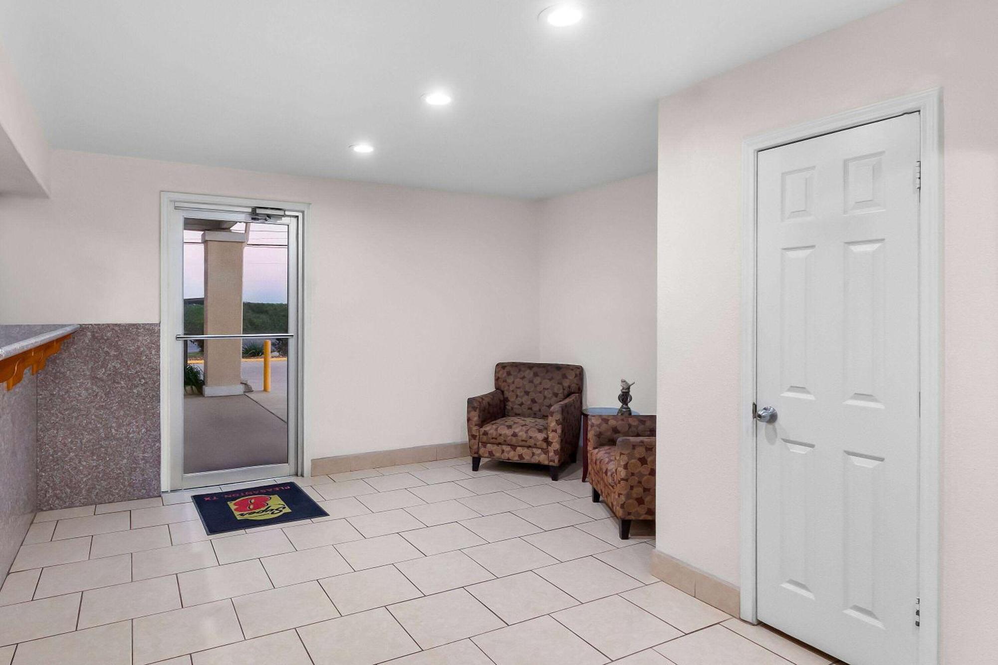 Super 8 By Wyndham Pleasanton Motel Екстериор снимка