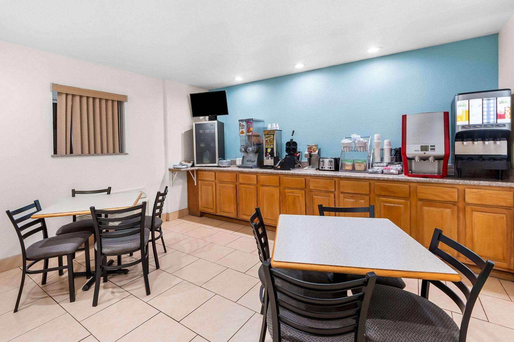 Super 8 By Wyndham Pleasanton Motel Екстериор снимка