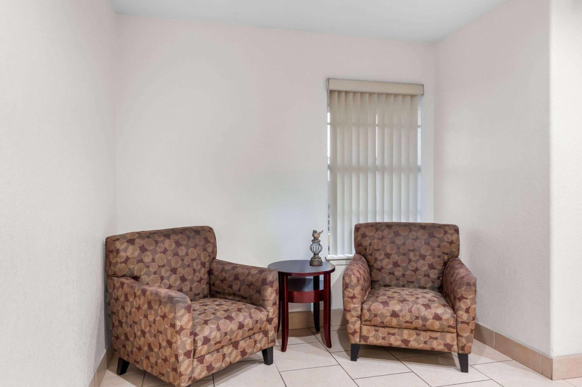 Super 8 By Wyndham Pleasanton Motel Екстериор снимка