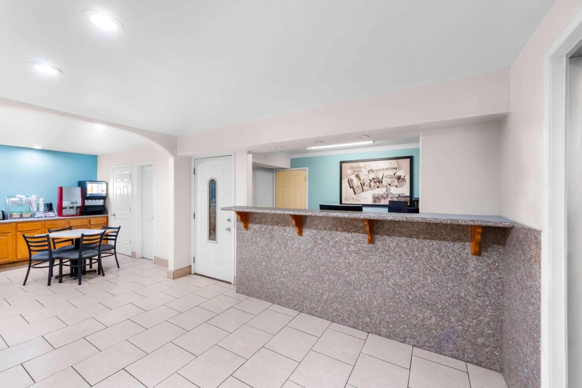 Super 8 By Wyndham Pleasanton Motel Екстериор снимка
