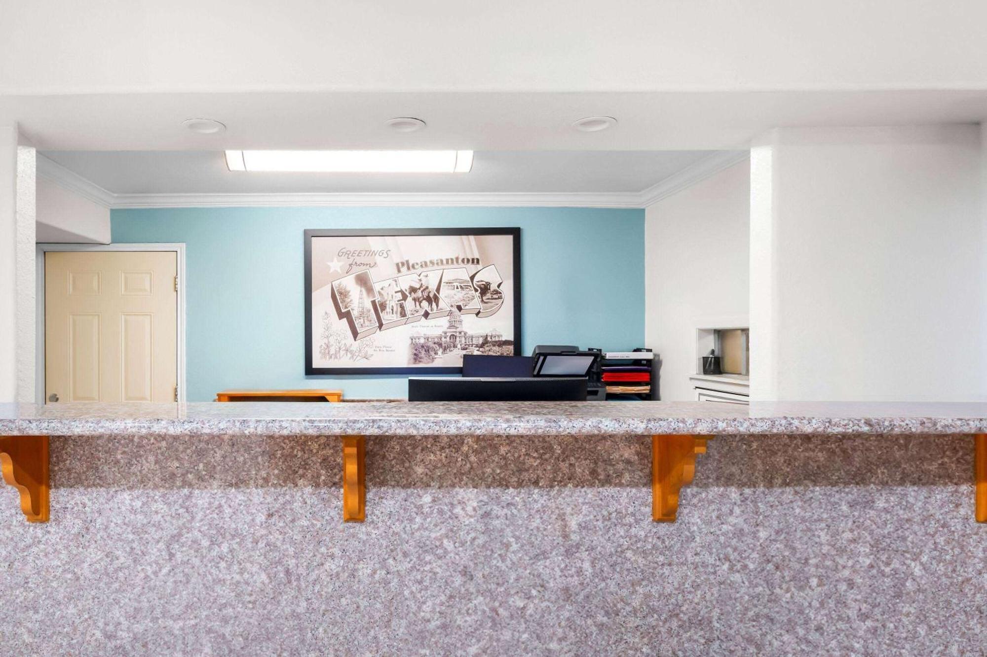 Super 8 By Wyndham Pleasanton Motel Екстериор снимка