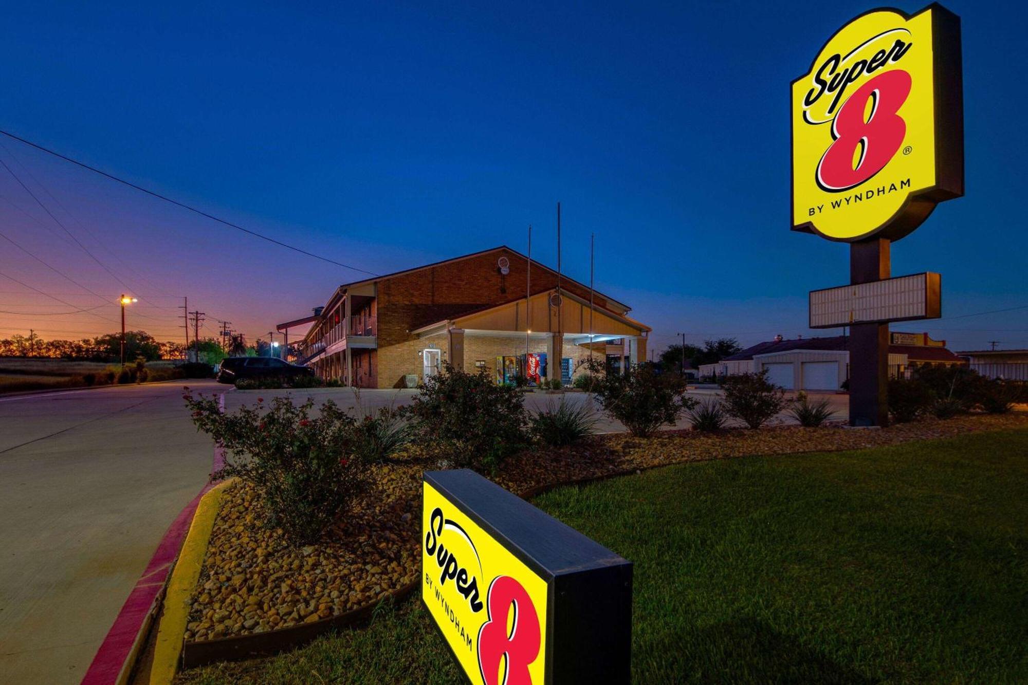 Super 8 By Wyndham Pleasanton Motel Екстериор снимка