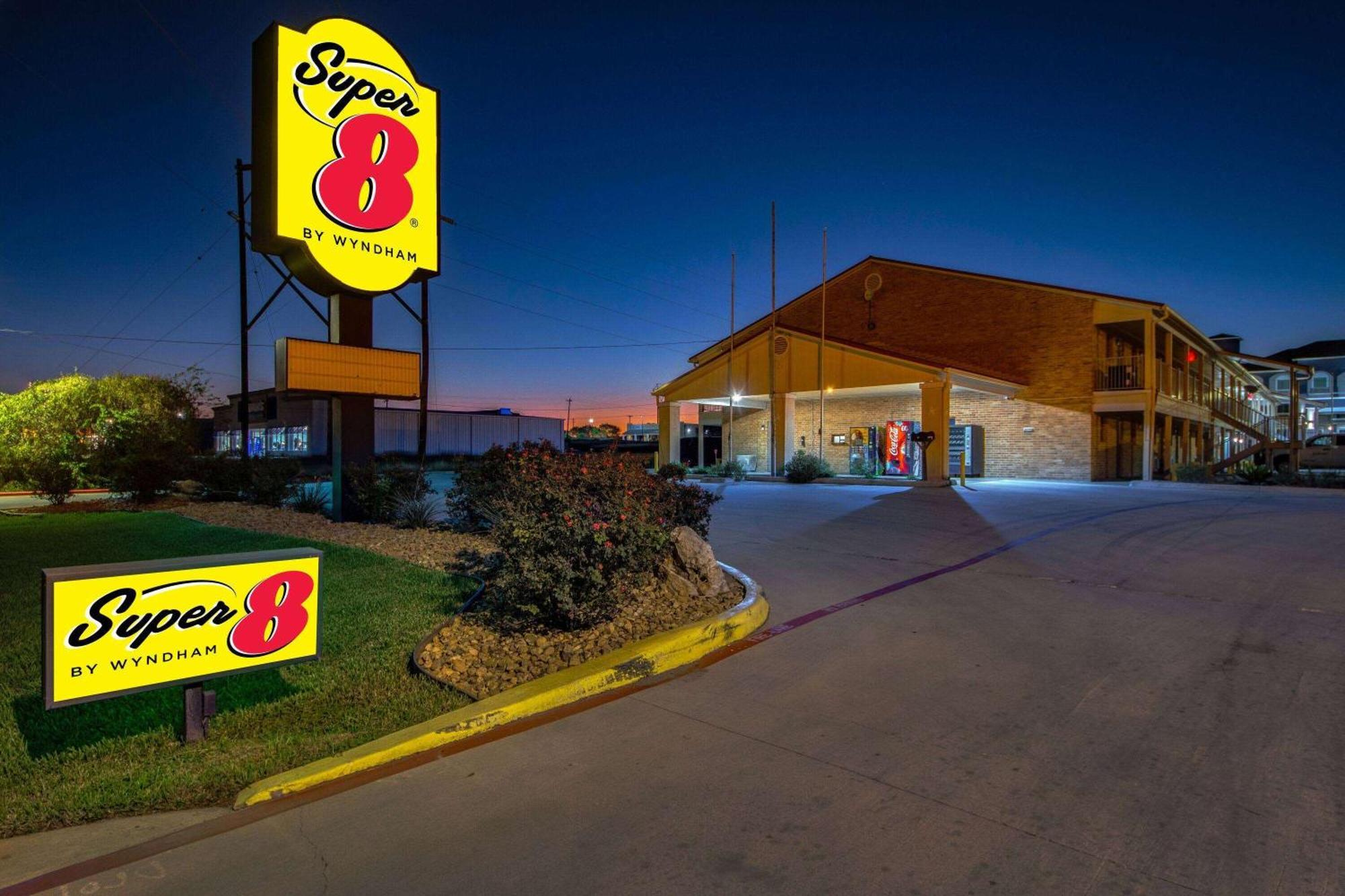 Super 8 By Wyndham Pleasanton Motel Екстериор снимка