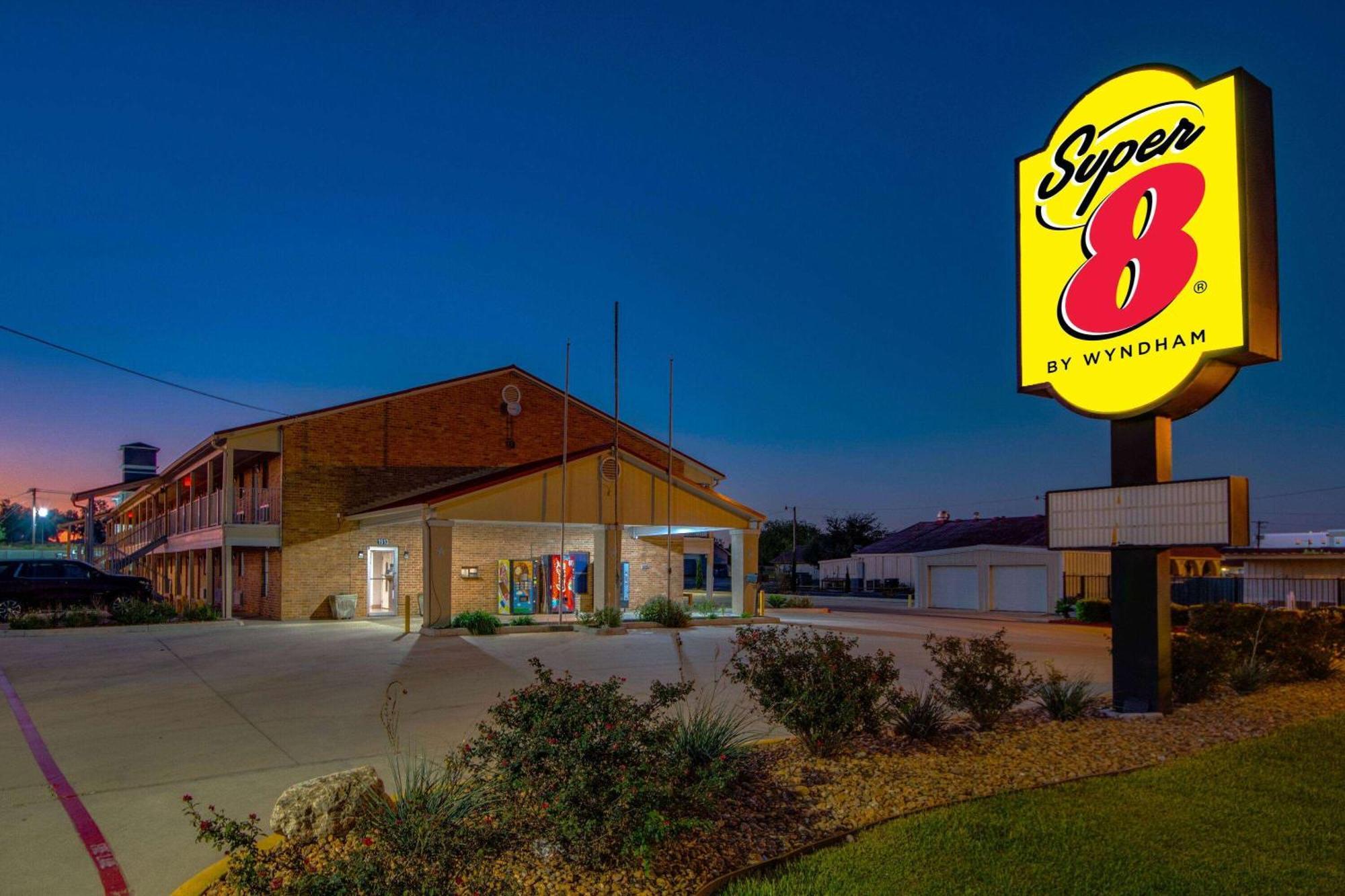 Super 8 By Wyndham Pleasanton Motel Екстериор снимка