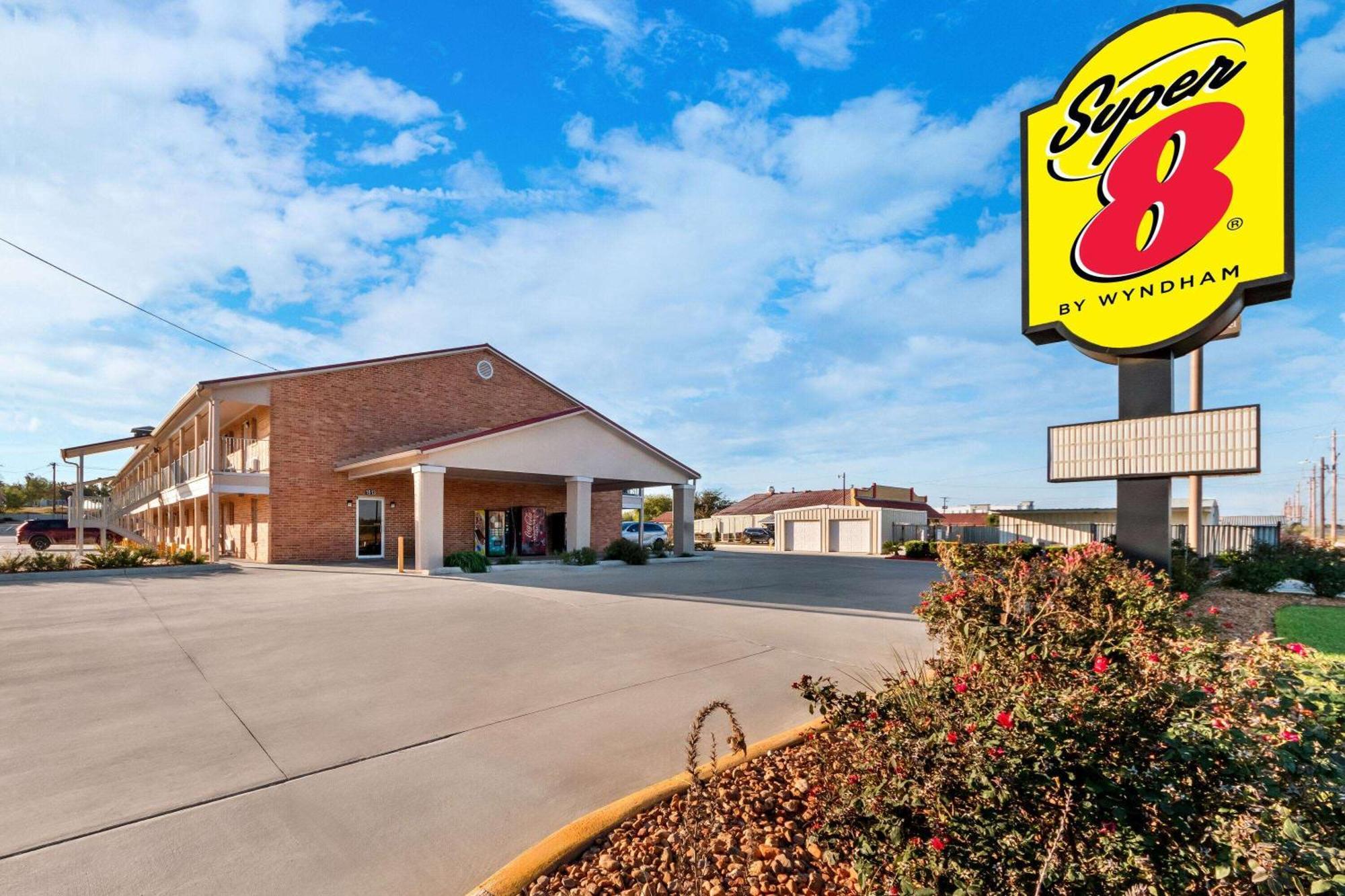 Super 8 By Wyndham Pleasanton Motel Екстериор снимка