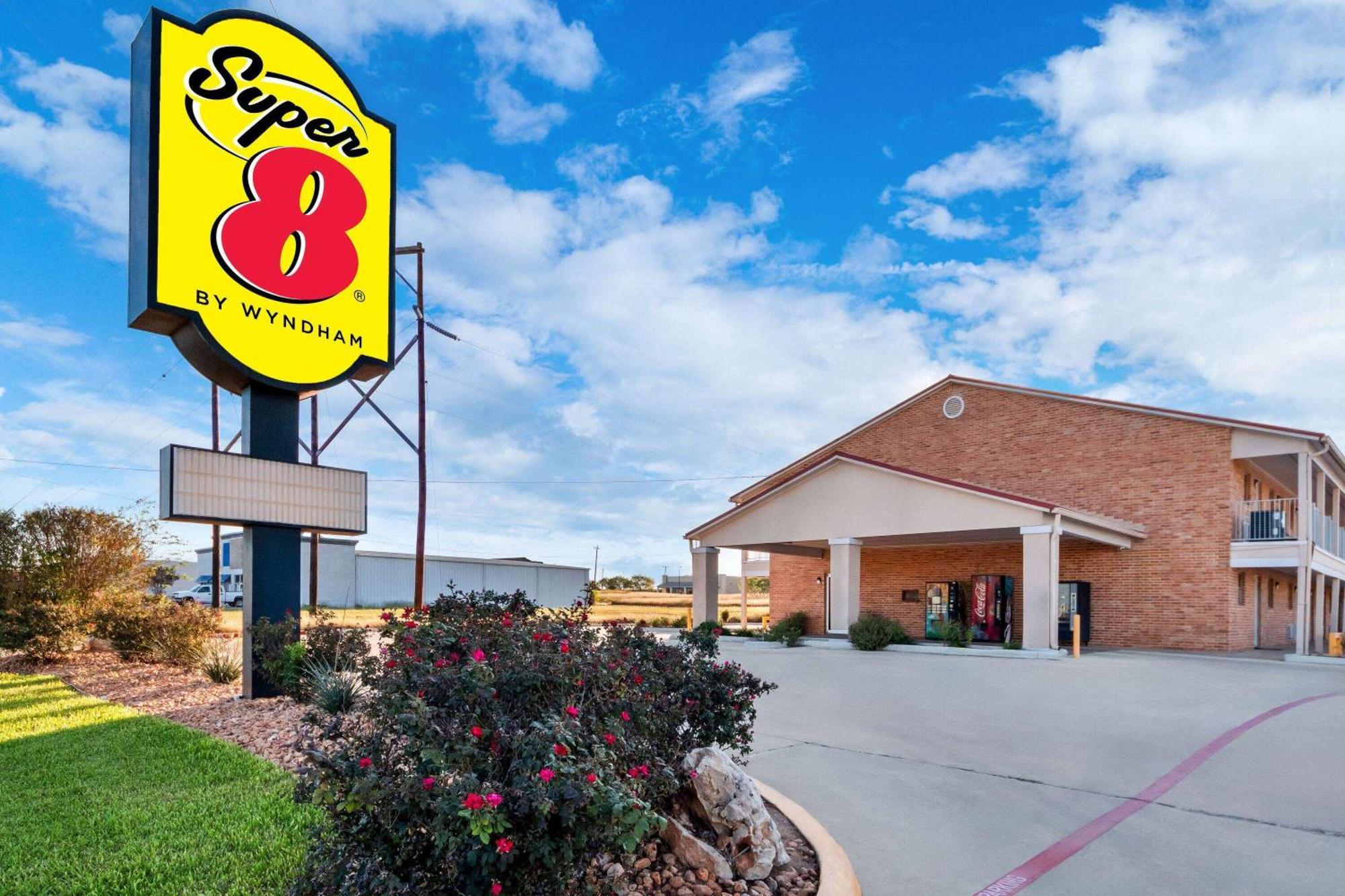 Super 8 By Wyndham Pleasanton Motel Екстериор снимка