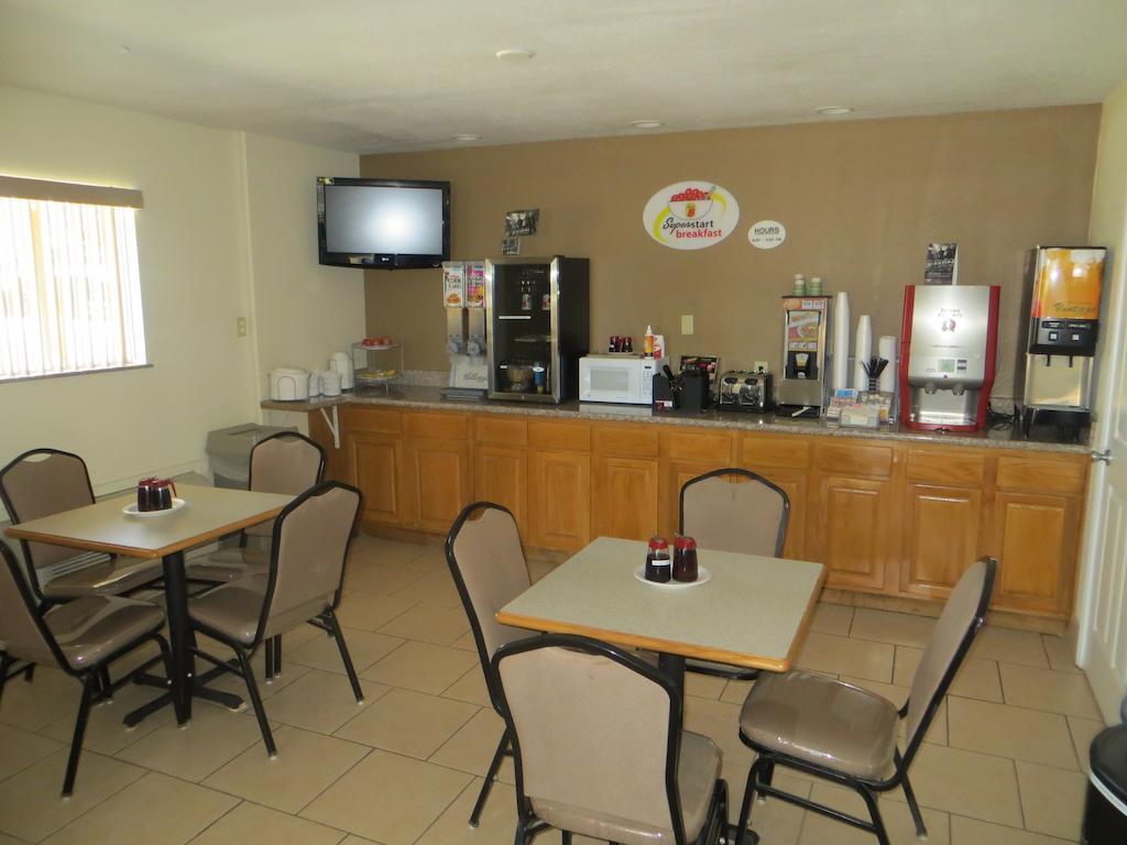 Super 8 By Wyndham Pleasanton Motel Екстериор снимка