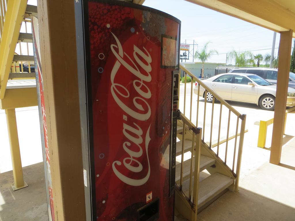 Super 8 By Wyndham Pleasanton Motel Екстериор снимка