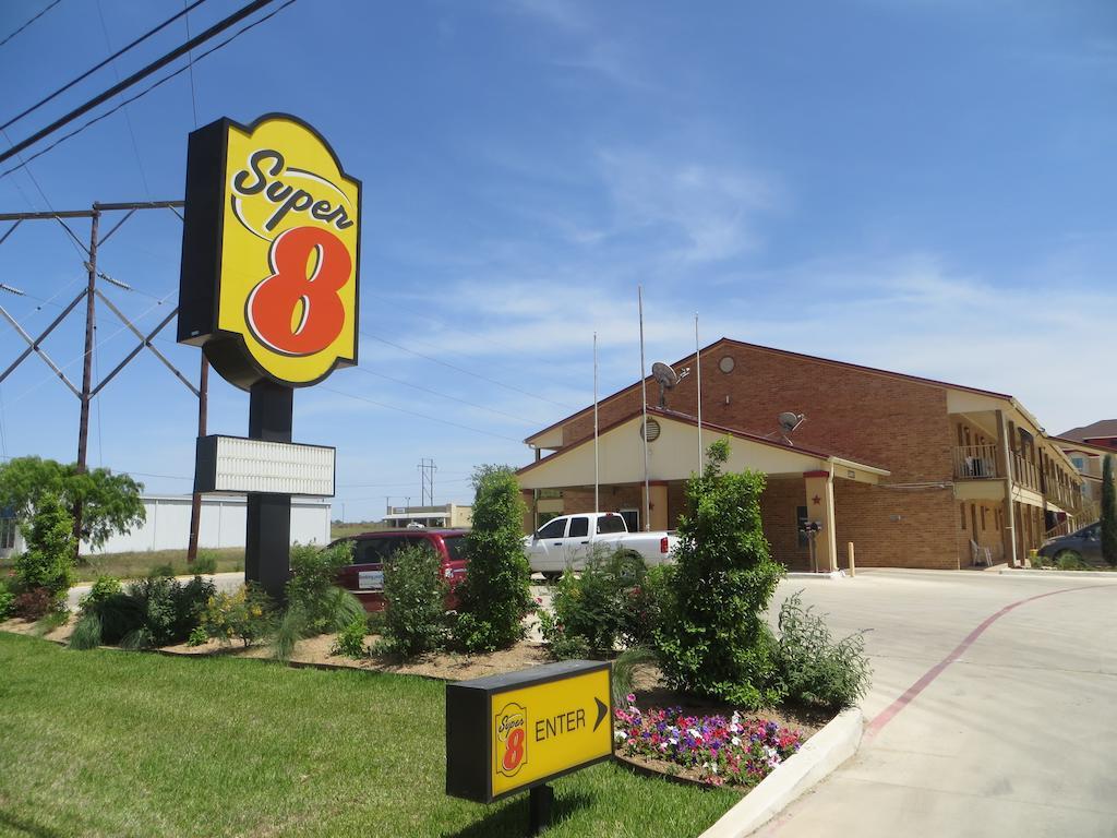 Super 8 By Wyndham Pleasanton Motel Екстериор снимка